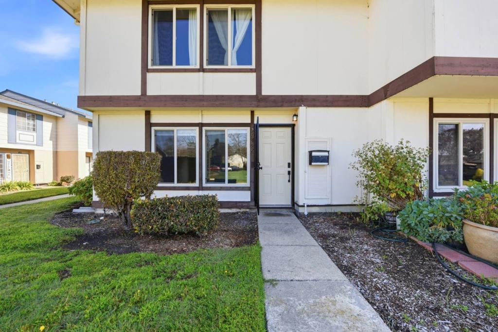 27492 Ponderosa Court Property Photo 2
