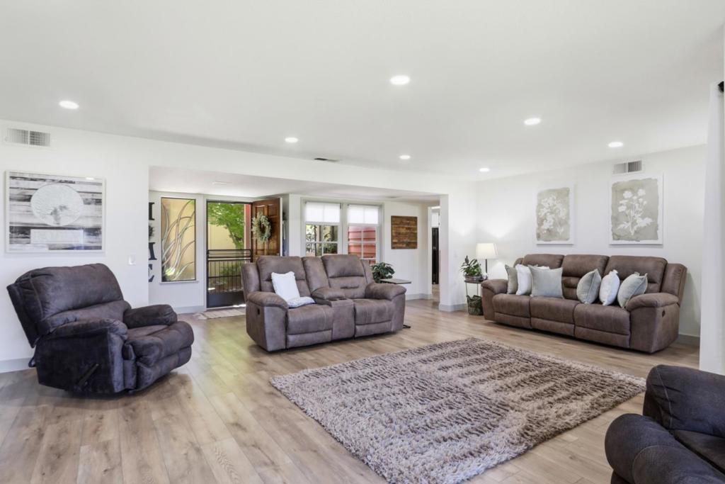 7033 Via Valverde Property Photo 10