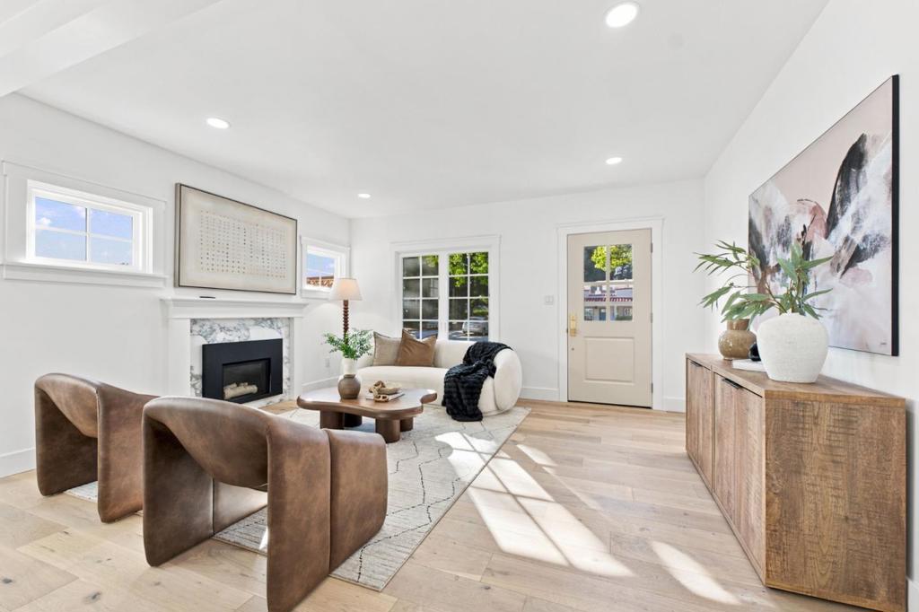 1596 Mckendrie Street Property Photo 4