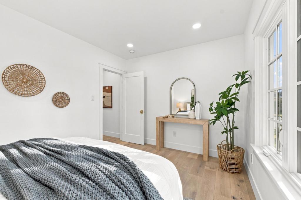 1596 Mckendrie Street Property Photo 14