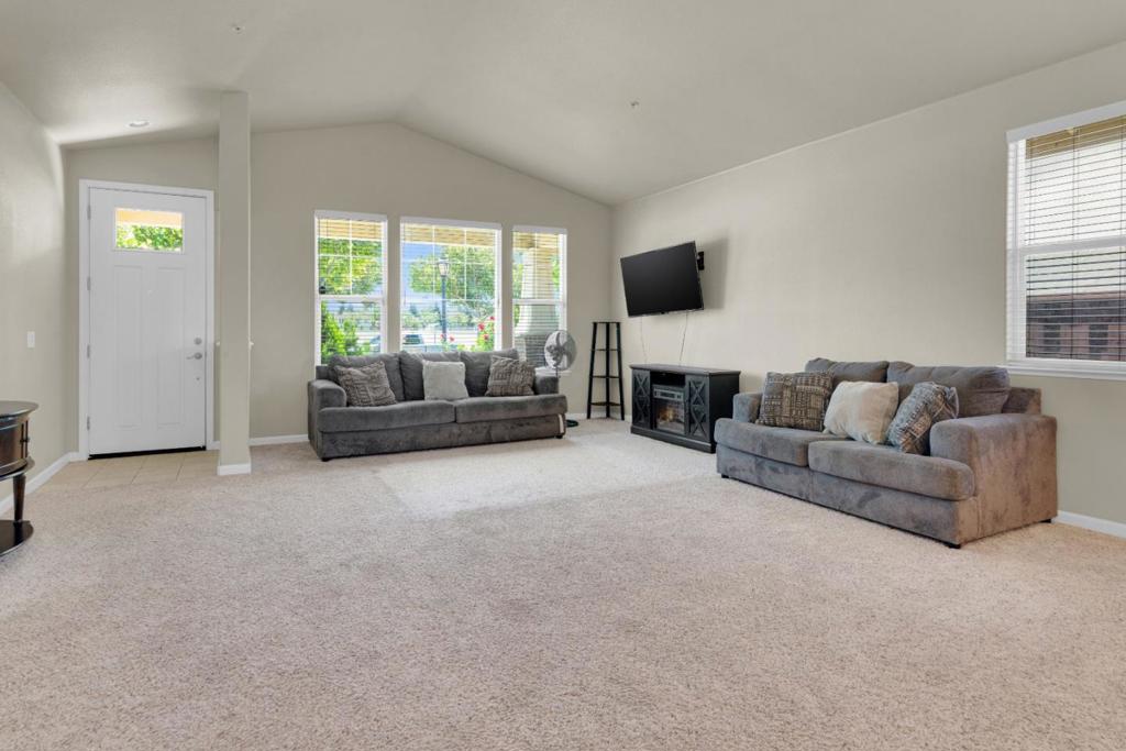 550 Lewis Street Property Photo 6