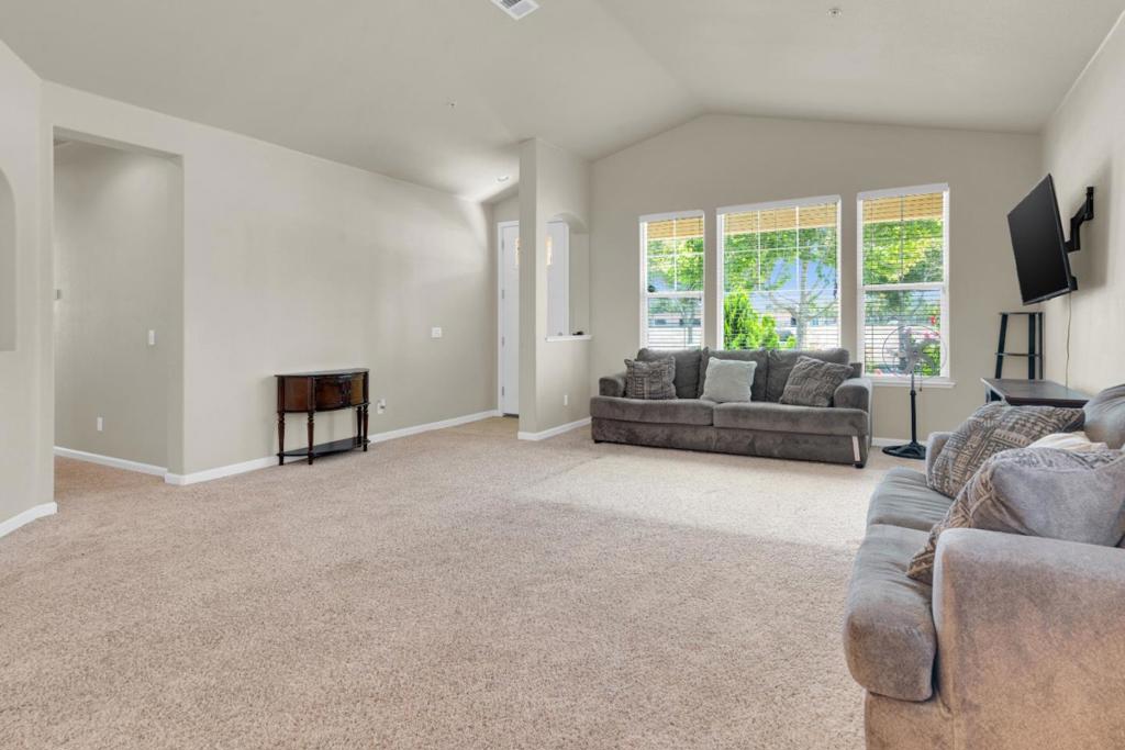 550 Lewis Street Property Photo 7