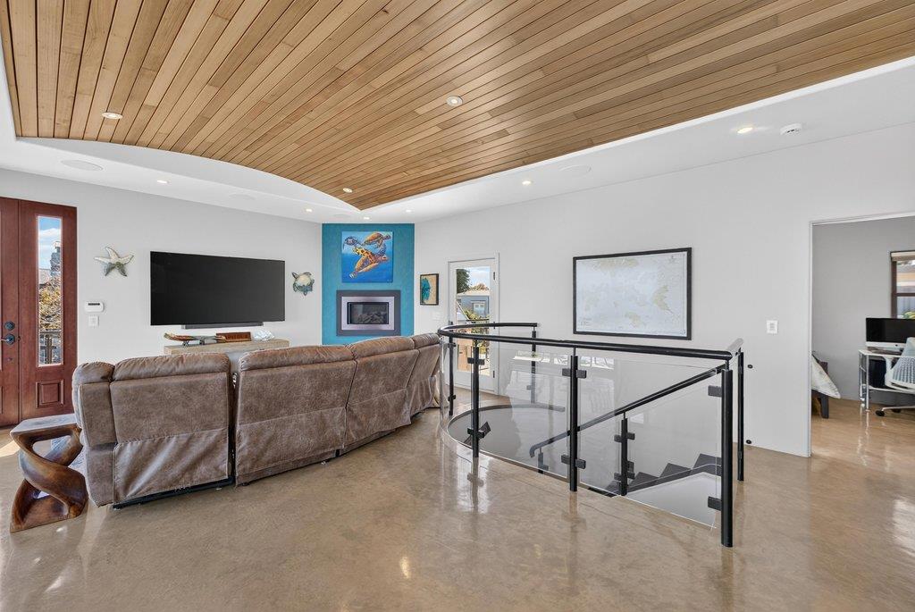 100 Oakland Property Photo 28