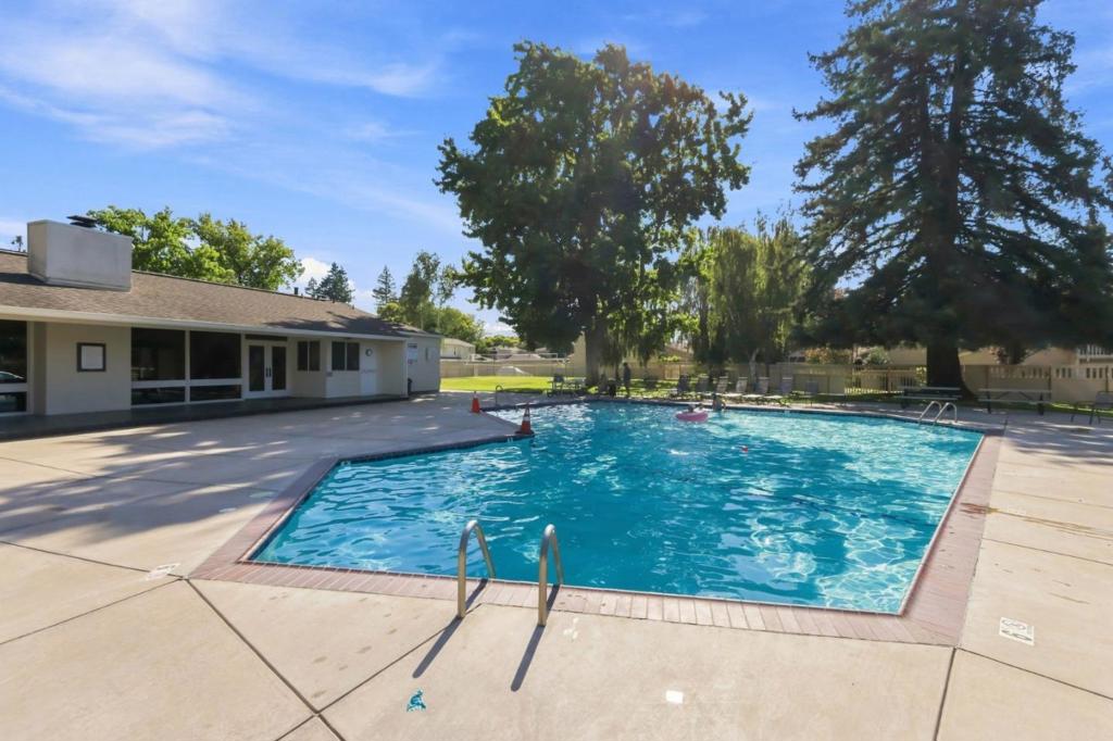 1203 Crescent Terrace Property Photo 4