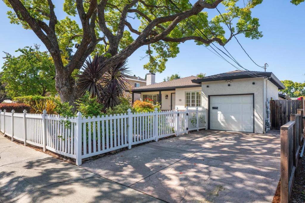 10 Greenwood Lane Property Photo 1