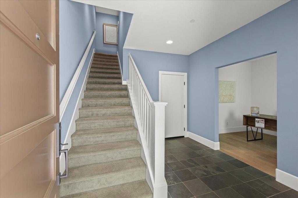 608 Allerton Loop Property Photo 3