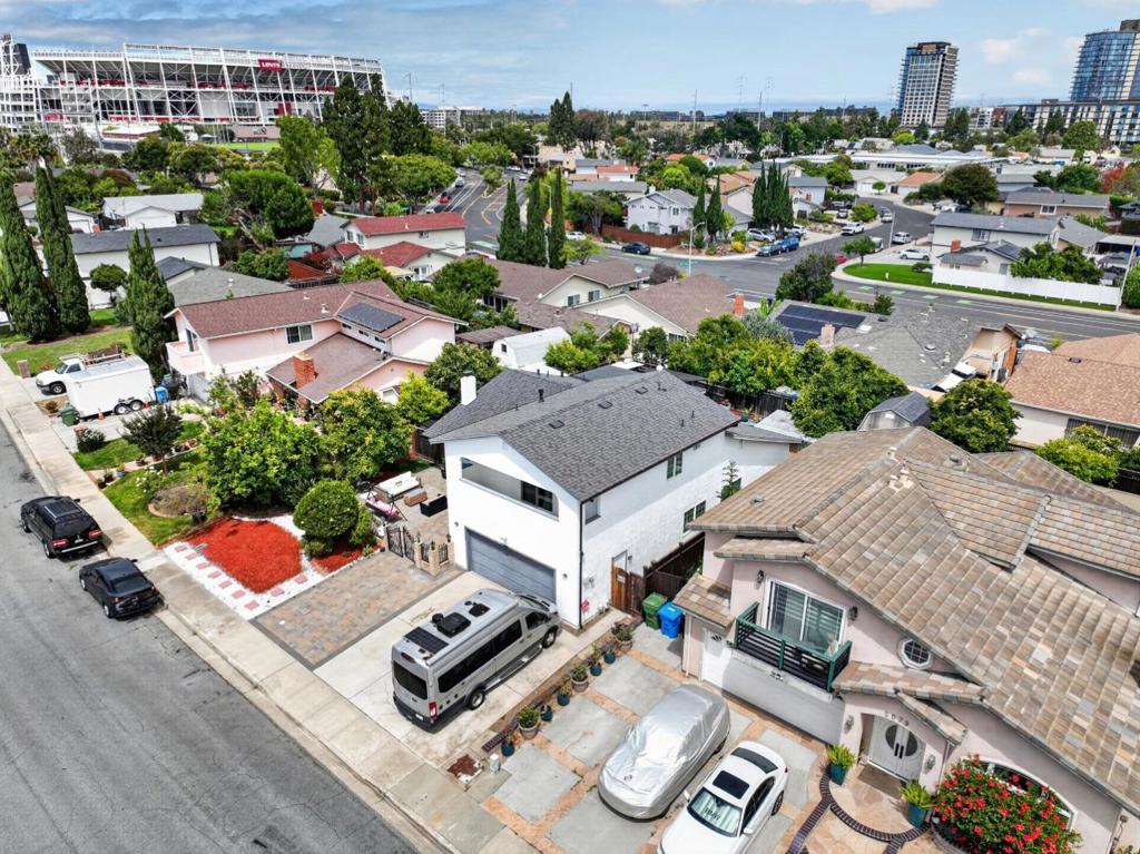 2089 Avenida De Las Flores Property Photo 3
