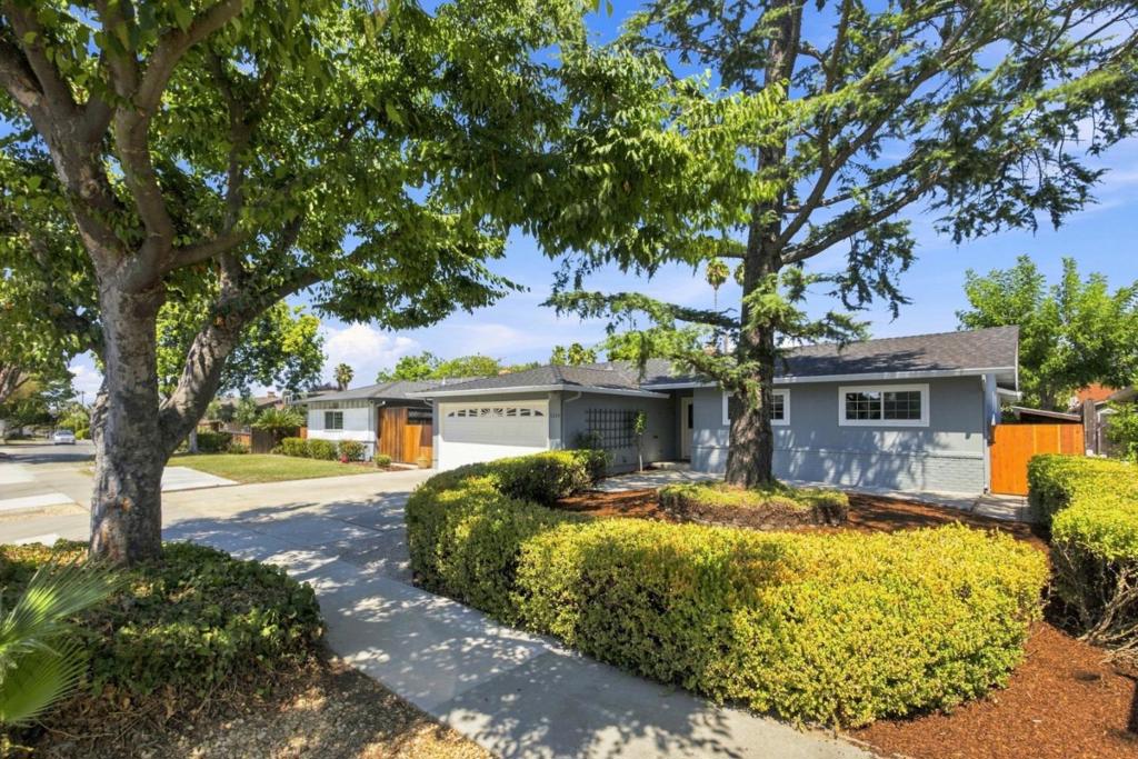 5284 Larchwood Drive Property Photo