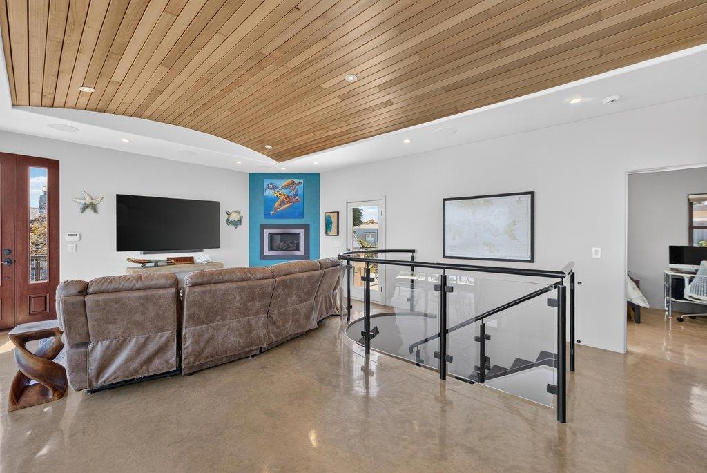 100 Oakland Property Photo 28