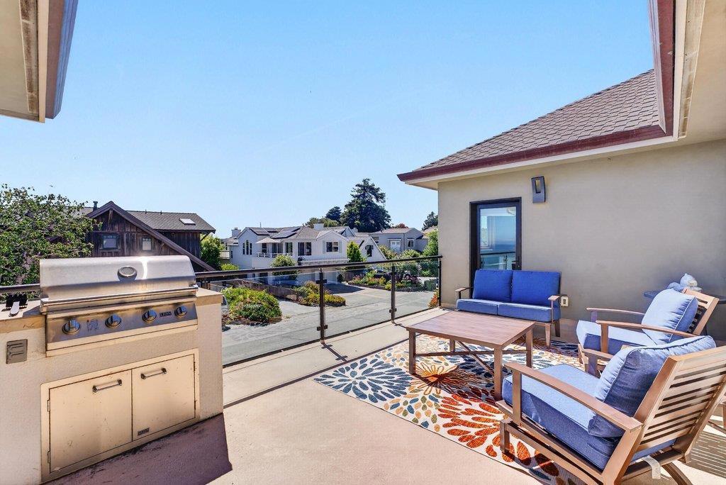 100 Oakland Property Photo 32
