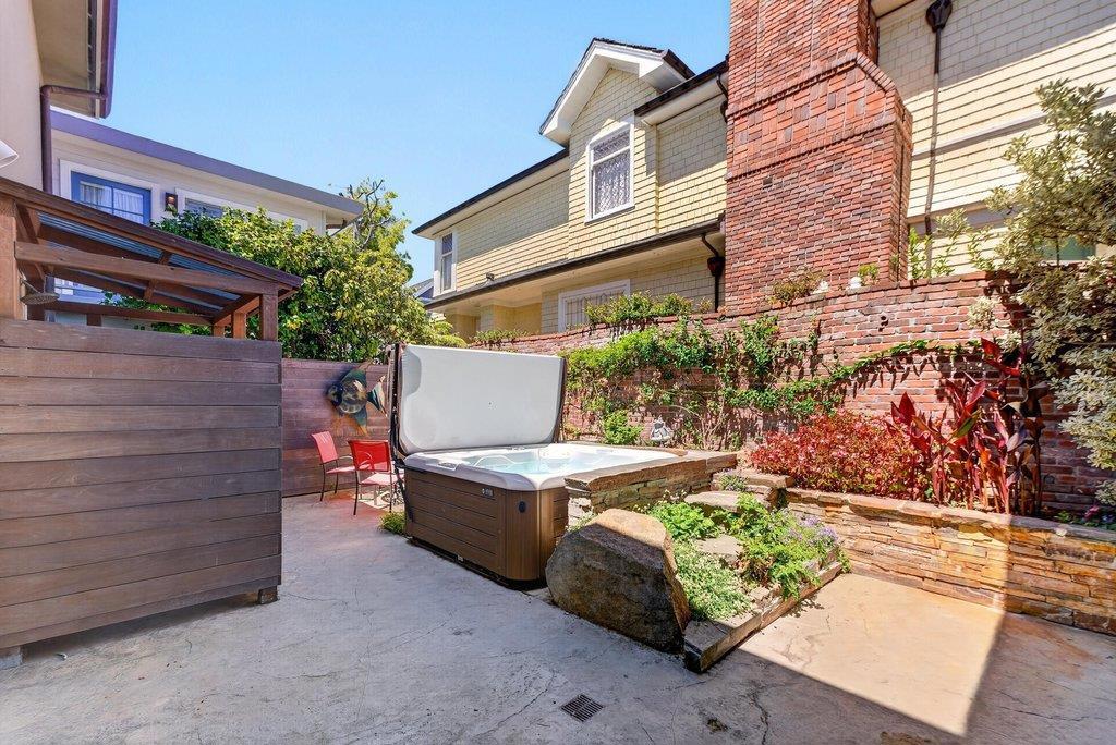 100 Oakland Property Photo 38