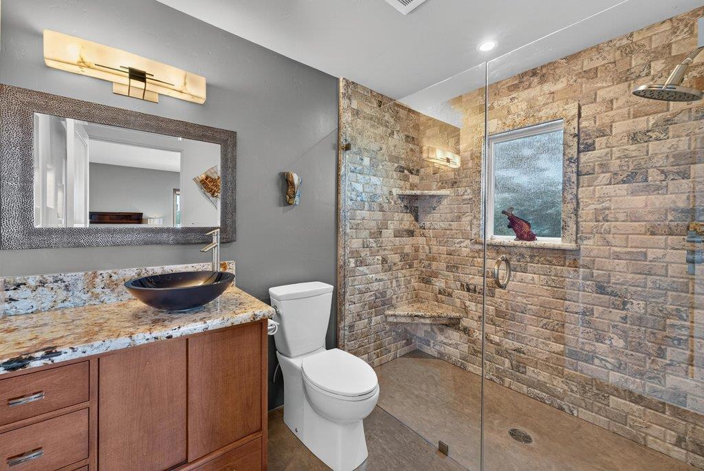 100 Oakland Property Photo 44