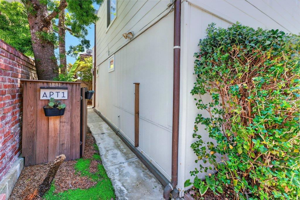 100 Oakland Property Photo 52