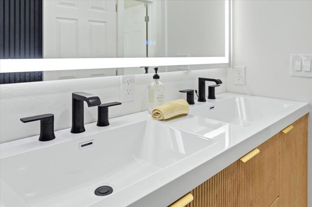 2700 Oak Road 11 Property Photo 15