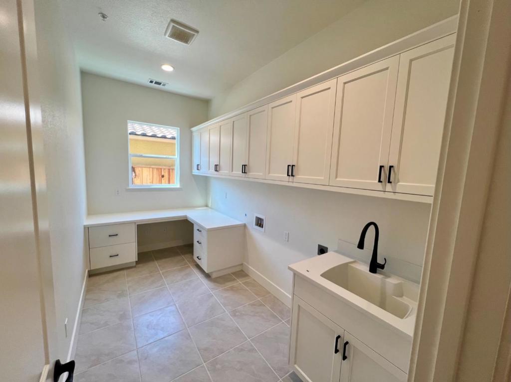 2106 White Oak Drive Property Photo 3