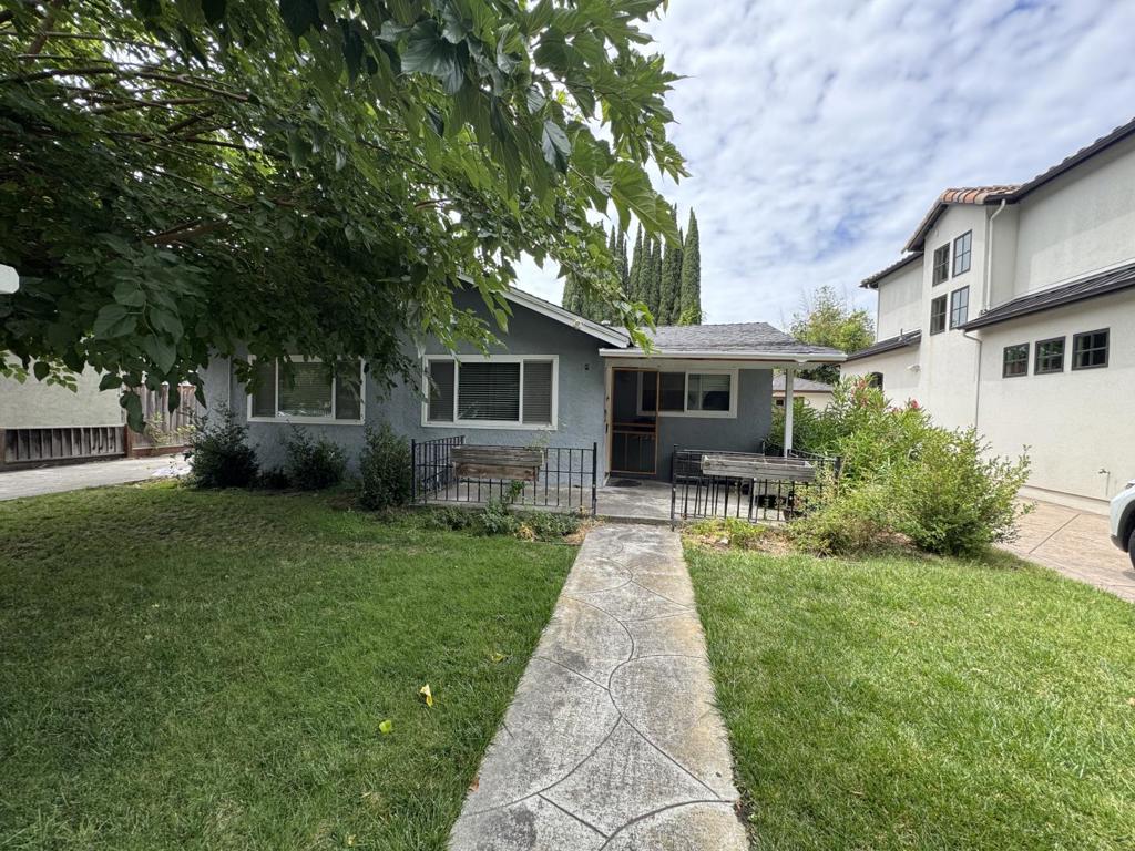 1325 Iris Court Property Photo 1