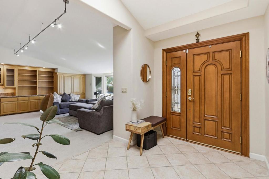 6124 Corte De La Reina Property Photo 8