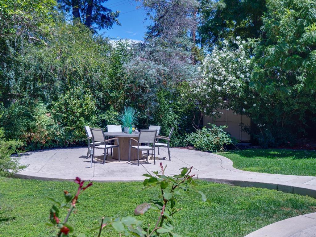 495 Arboleda Drive Property Photo 40