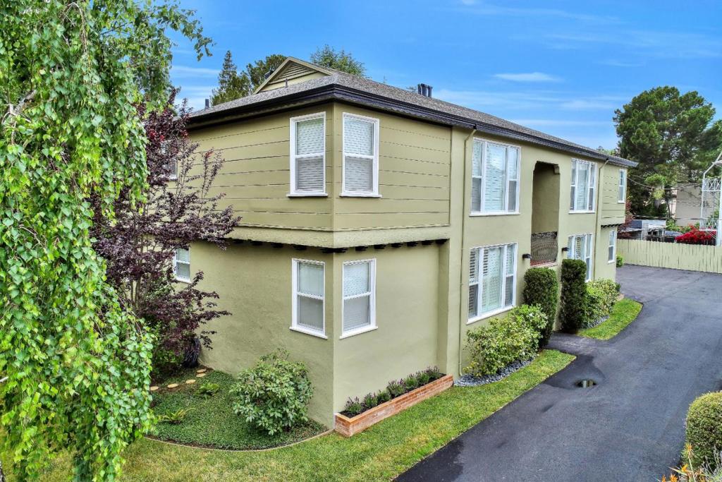 16 W Bellevue Avenue Property Photo 1