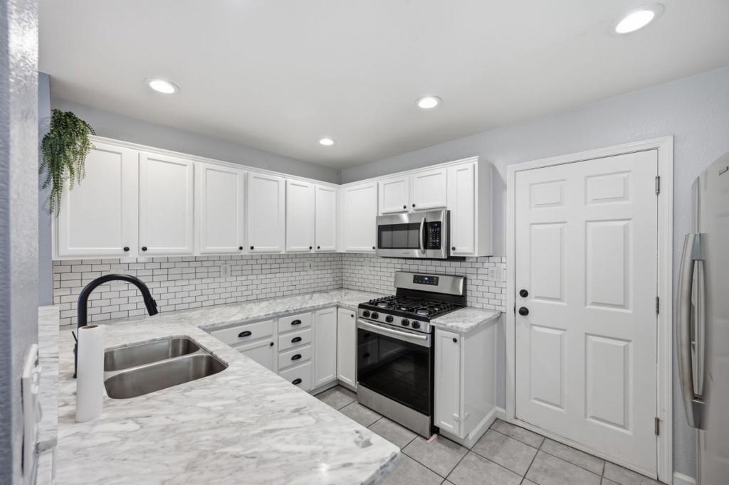1576 Hermocilla Way Property Photo 3