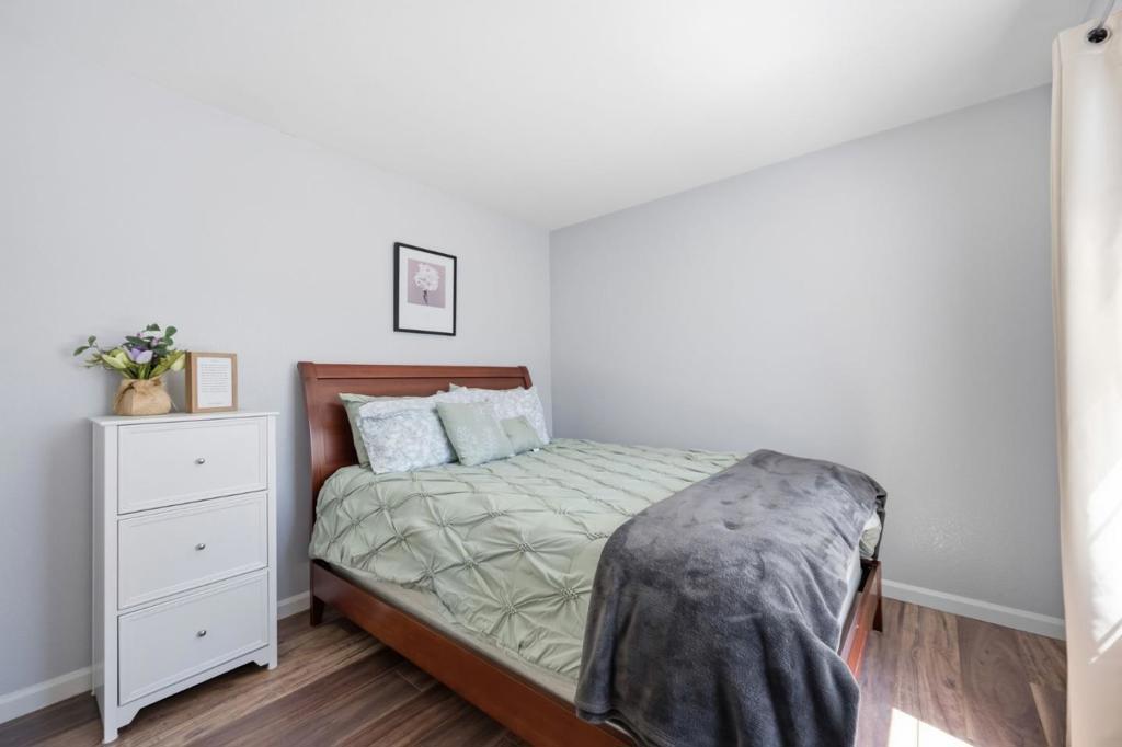 1576 Hermocilla Way Property Photo 6