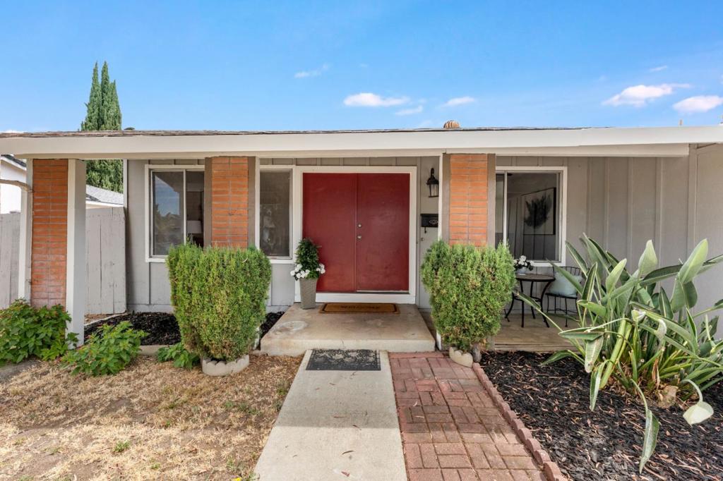 1868 Anne Marie Court Property Photo 3