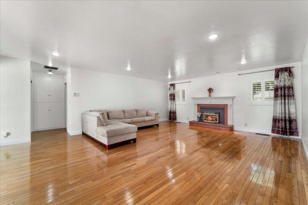 2099 Emory Street Property Photo 6