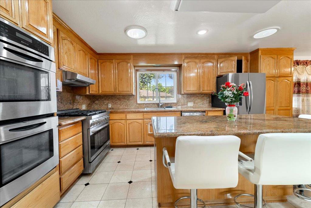 2099 Emory Street Property Photo 11