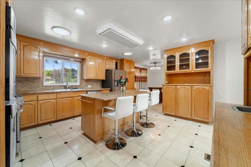 2099 Emory Street Property Photo 13