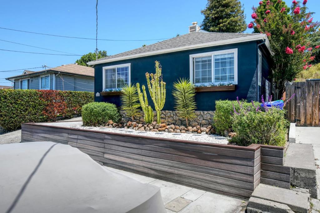 16640 Los Banos Street Property Photo 3