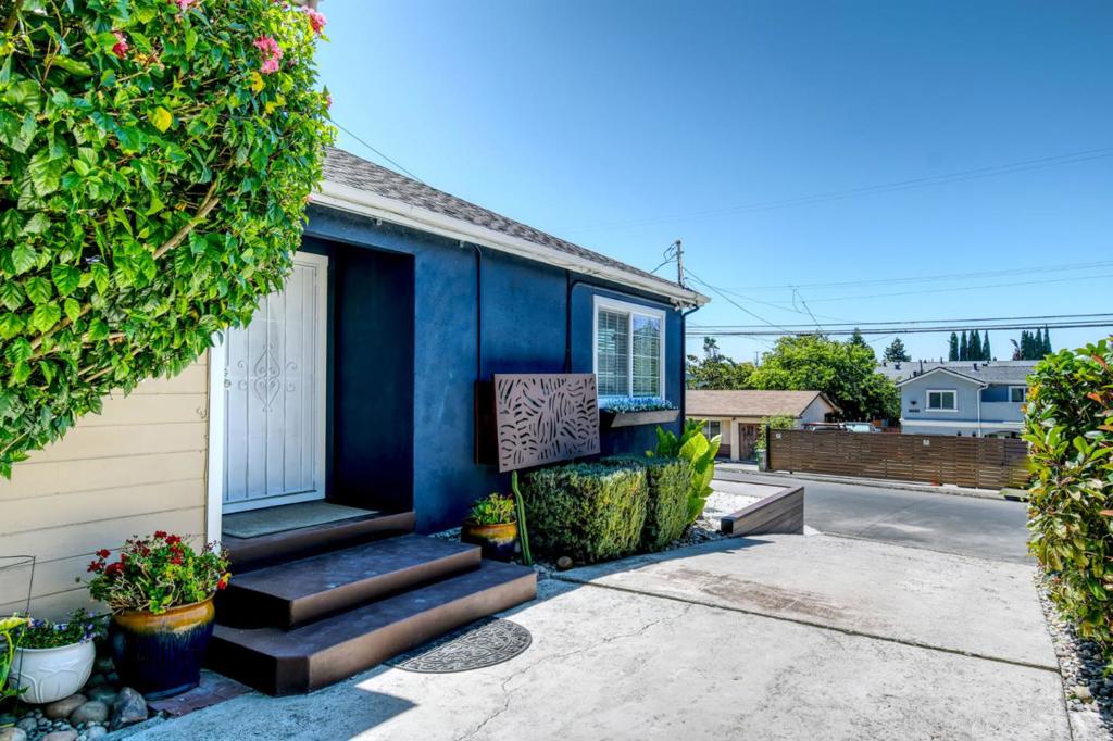 16640 Los Banos Street Property Photo 7