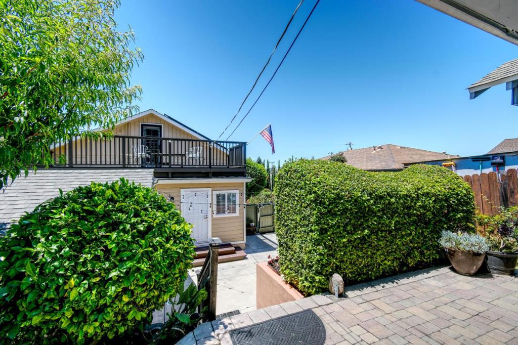 16640 Los Banos Street Property Photo 11