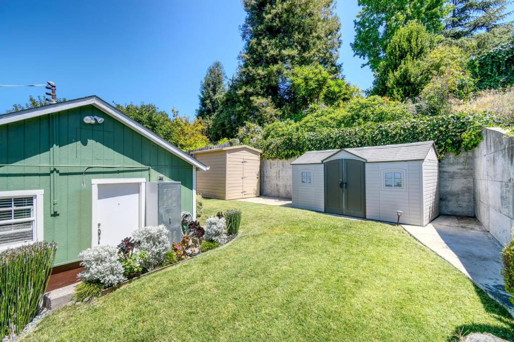 16640 Los Banos Street Property Photo 12