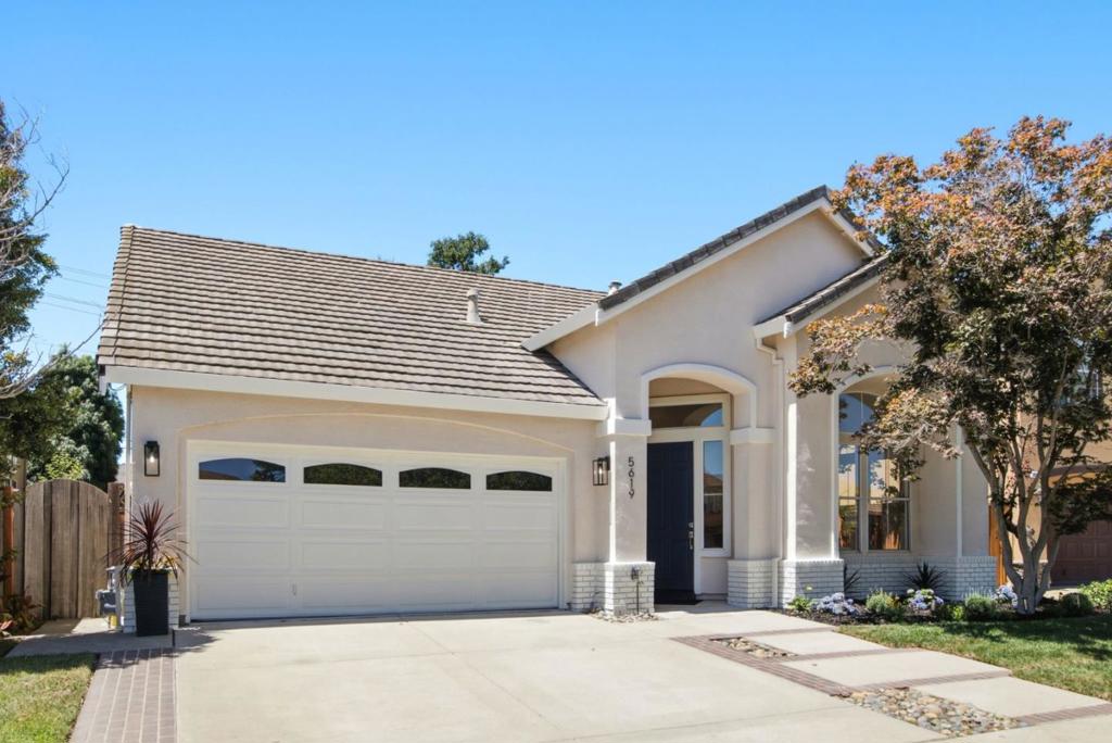 5619 Mireille Drive Property Photo