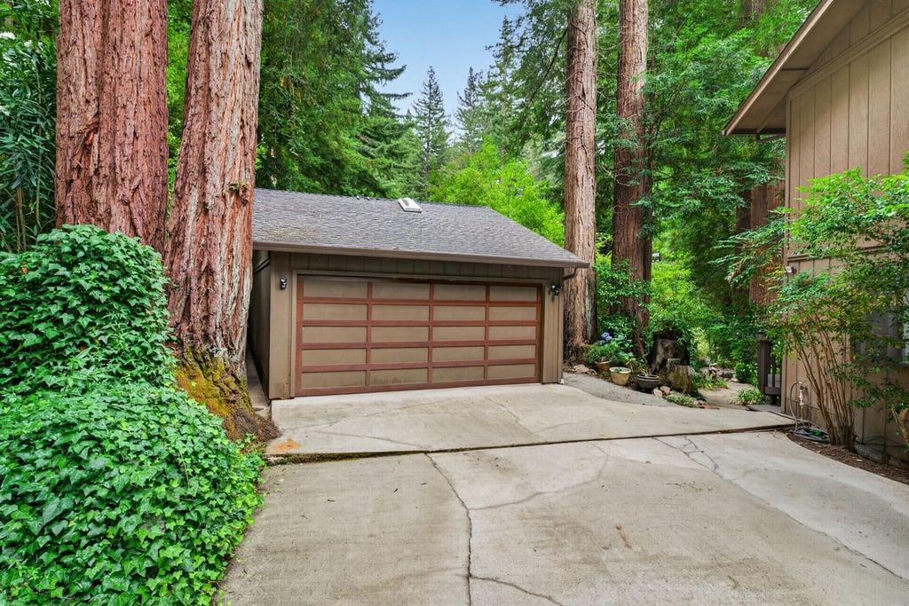 15551 Forest Hill Drive Property Photo 9