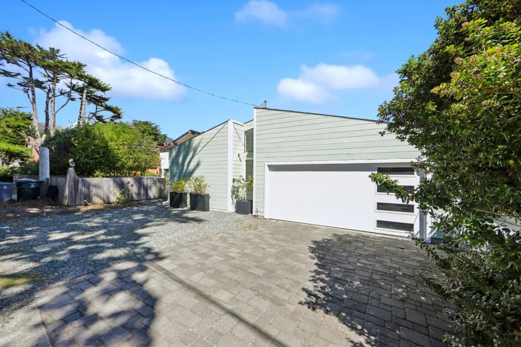 1161 Tamarind Street Property Photo 3