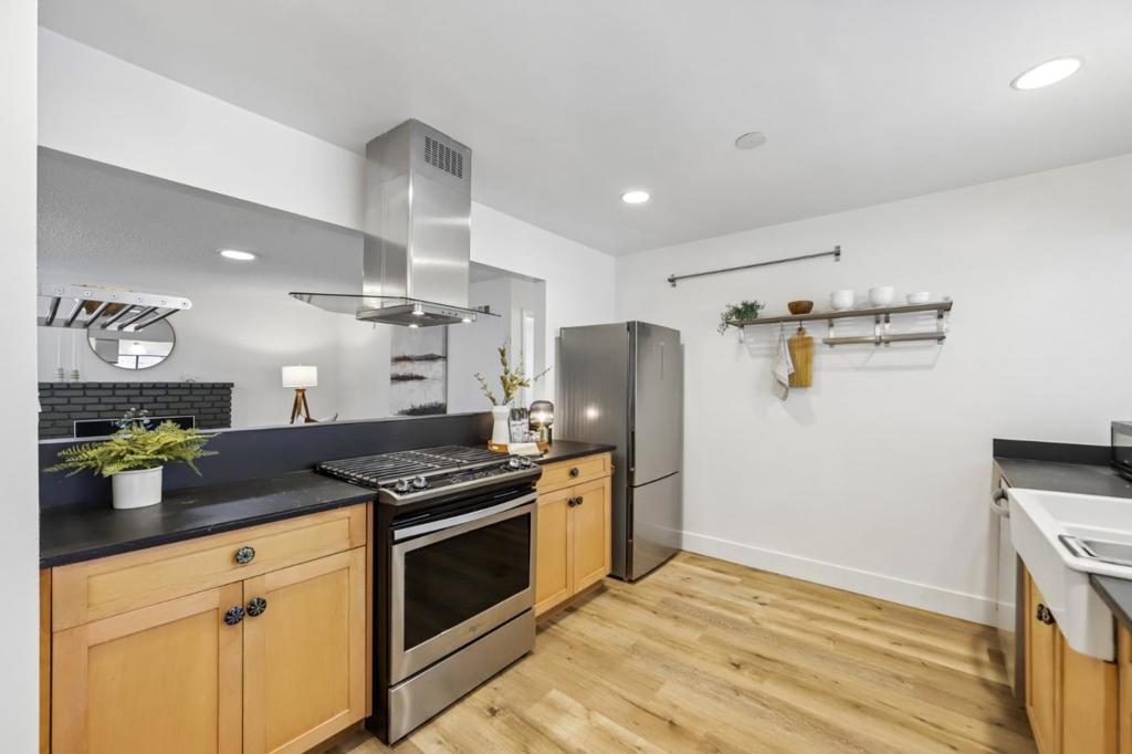 1161 Tamarind Street Property Photo 8
