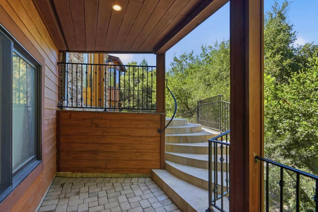 3911 Pepper Tree Court Property Photo 3
