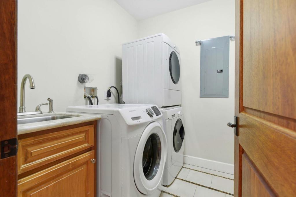 3911 Pepper Tree Court Property Photo 40