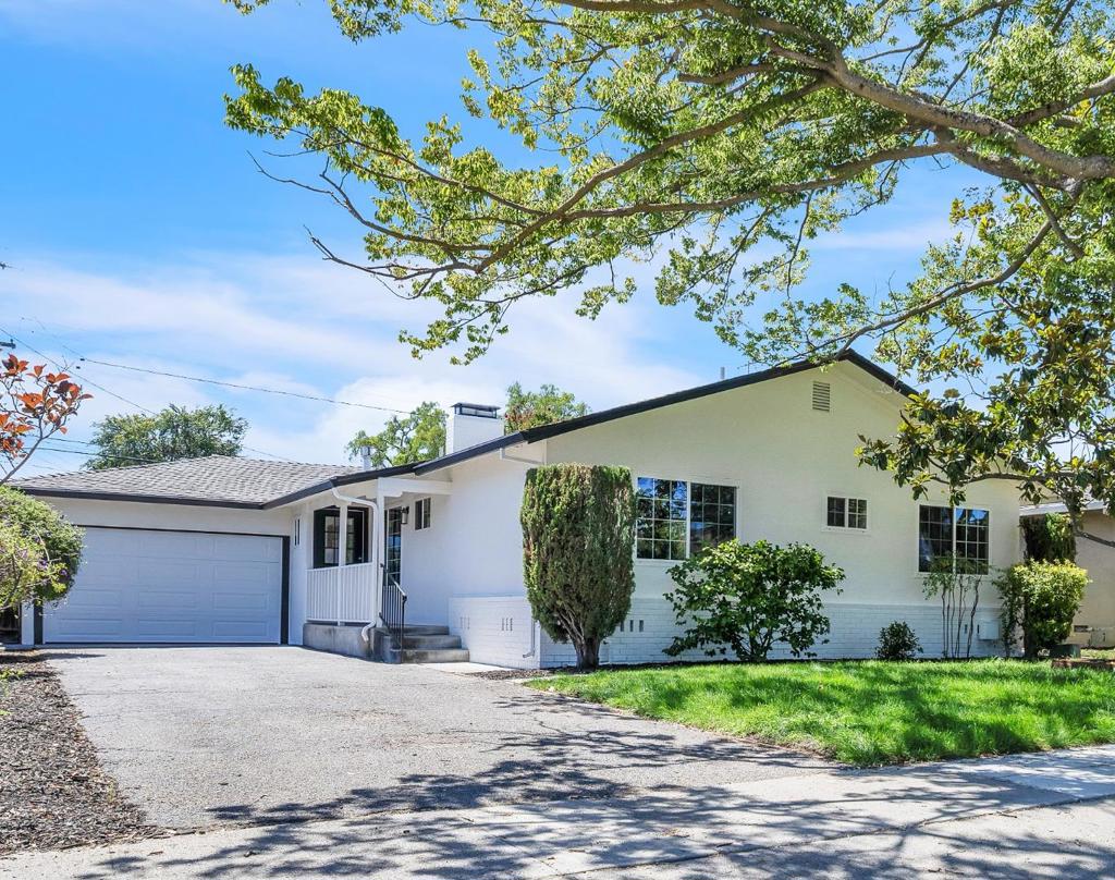 1924 Rosswood Drive Property Photo 1