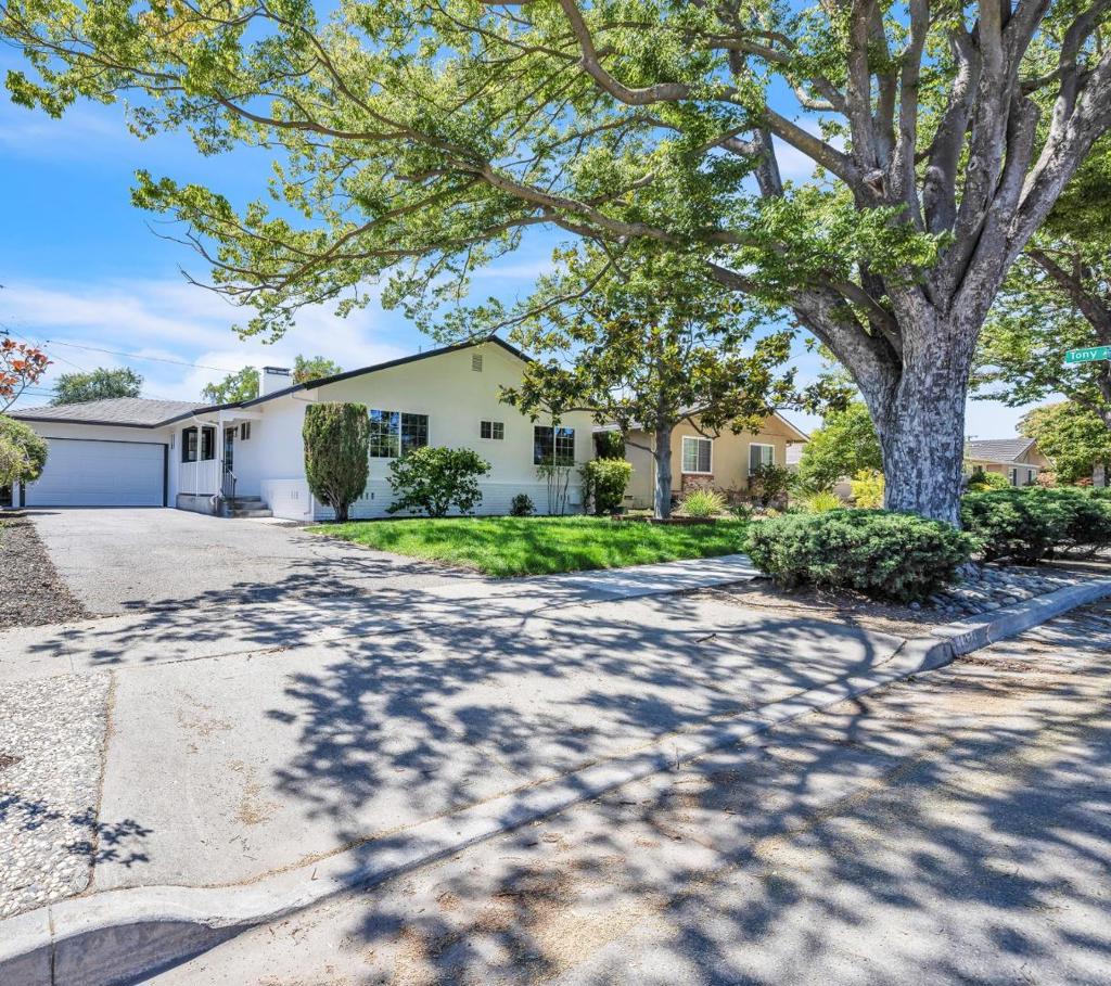 1924 Rosswood Drive Property Photo 2