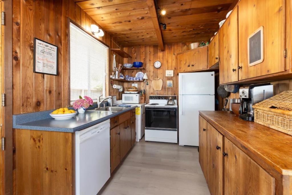 16 Potbelly Beach Road Property Photo 16