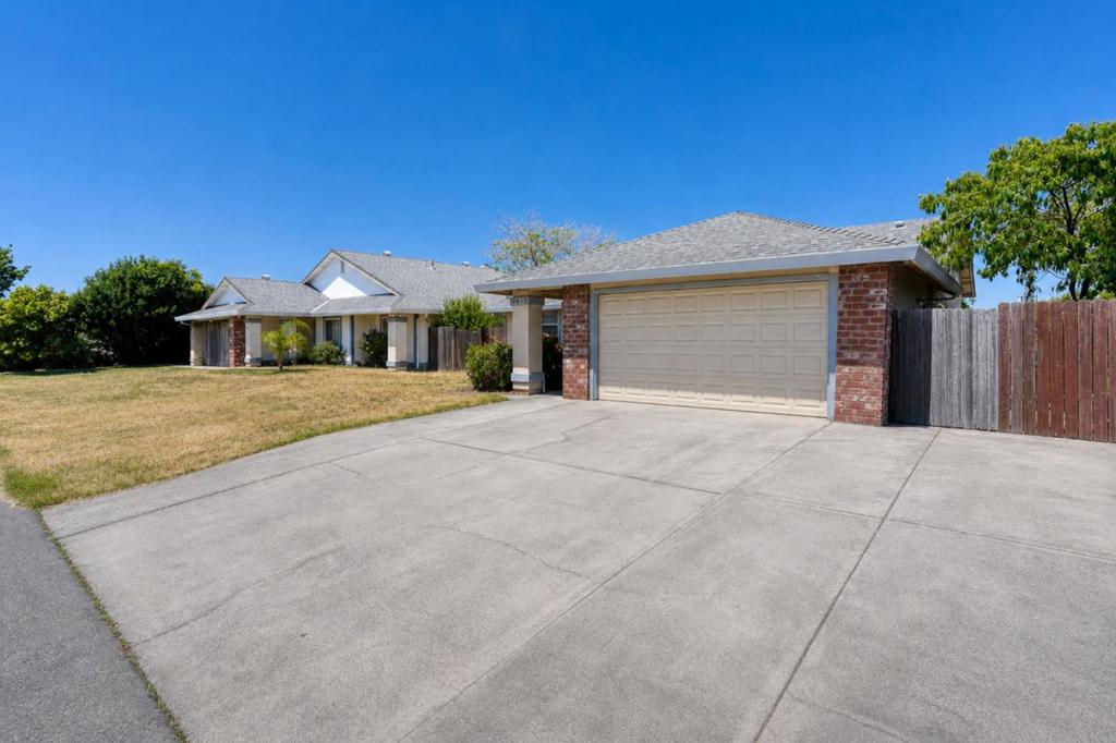 7913 Cottonleaf Way Property Photo 3