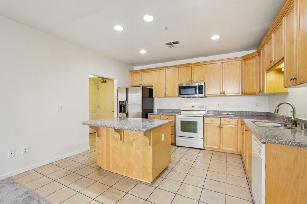 88 N Jackson Avenue 210 Property Photo 6