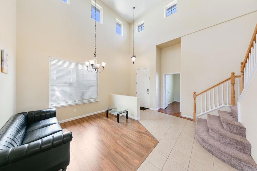 2027 Evening St Property Photo 8