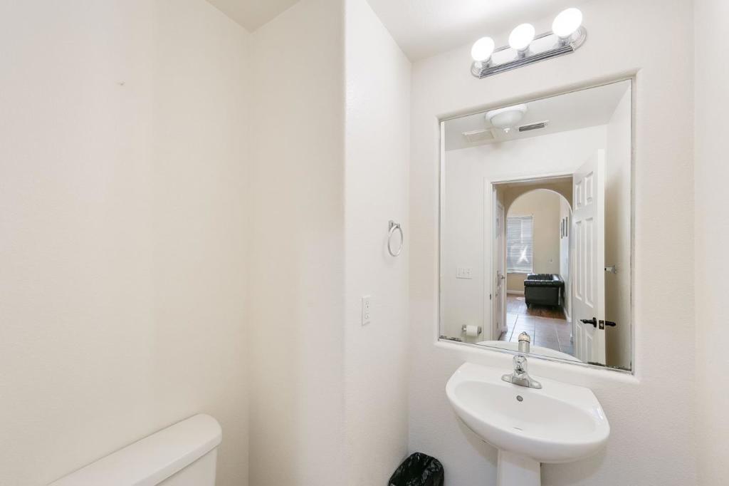2027 Evening St Property Photo 16
