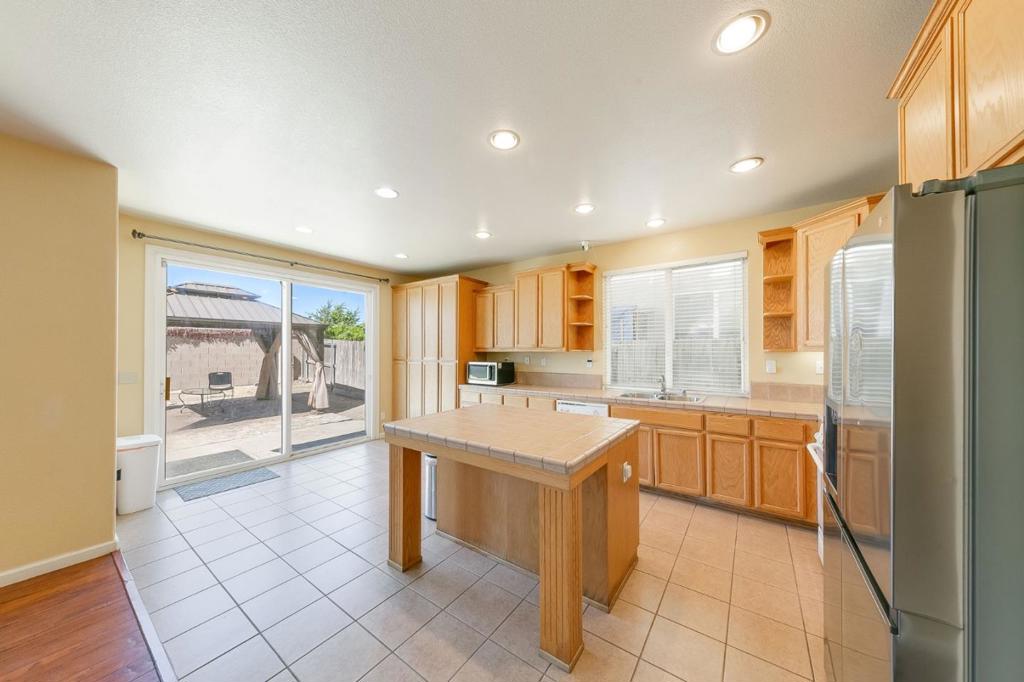 2027 Evening St Property Photo 19