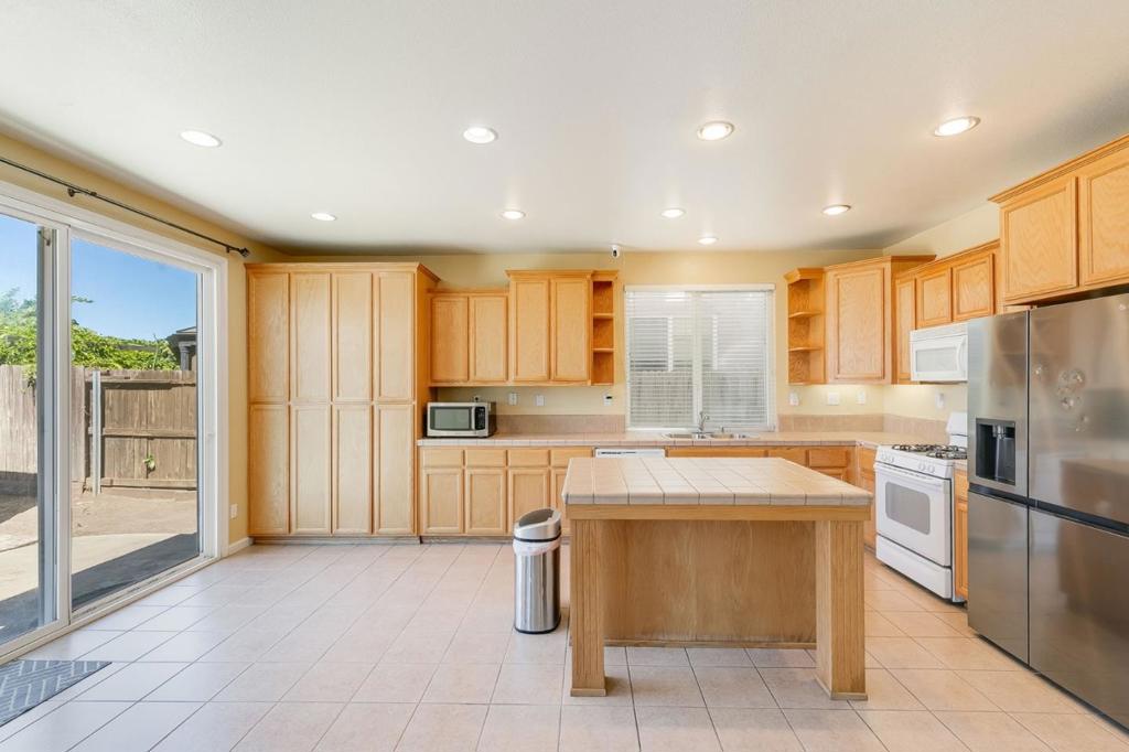 2027 Evening St Property Photo 25