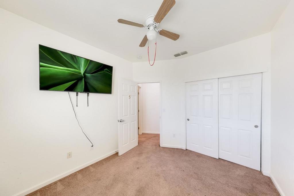 2027 Evening St Property Photo 46