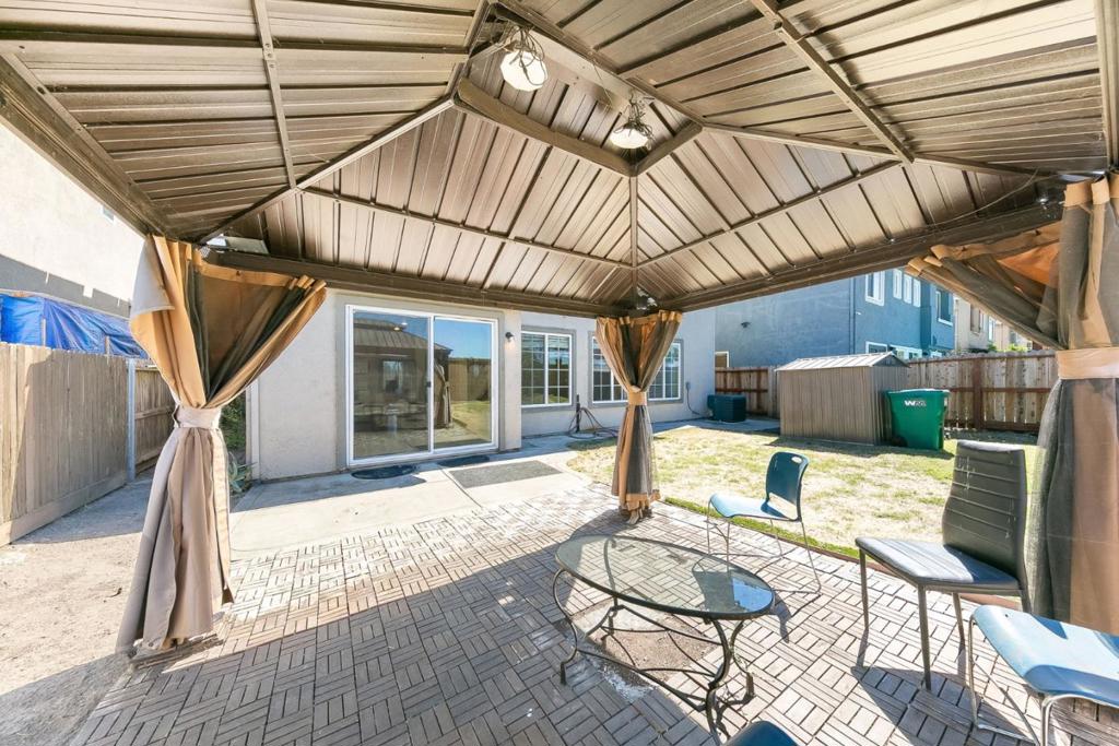 2027 Evening St Property Photo 54